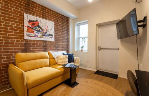 Downtown Montreal Apartamento | Sleek 2BR in Heart of Downtown Montreal