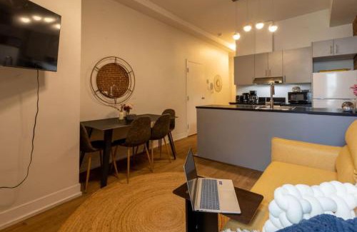 Downtown Montreal Apartamento | Sleek 2BR in Heart of Downtown Montreal