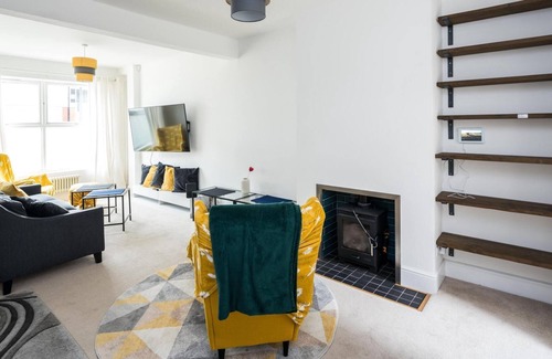 Tottenham Casa | Sleek and Sophisticated 2BD Home Tottenham