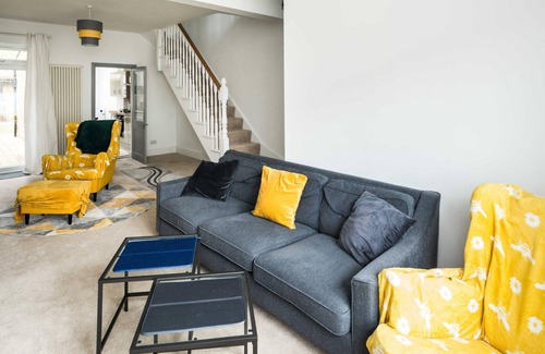 Tottenham Casa | Sleek and Sophisticated 2BD Home Tottenham