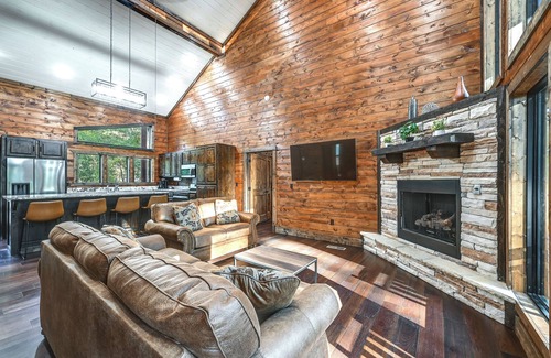 Pickens Cabina | Sleek Cabin w/ Hot Tub: 11 Mi to Broken Bow Lake!