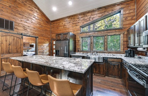 Pickens Cabina | Sleek Cabin w/ Hot Tub: 11 Mi to Broken Bow Lake!