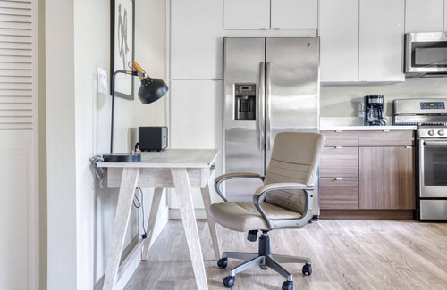 Campbell Apartamento | Sleek Campbell 2BR w/ Pool, Gym & Spa, walk to WF & TJ, by Blueground