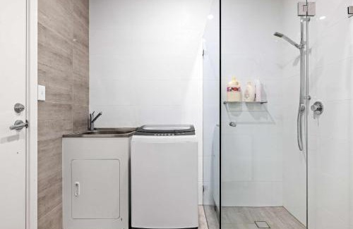 Revesby Casa | Sleek & Comfortable Double Room at Revesby with Shared Amenities