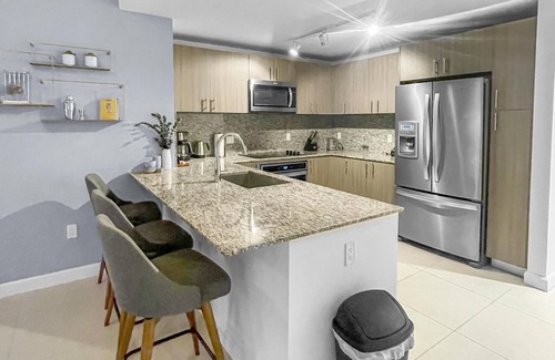 Doral Condominio | Sleek Doral Gem: Spacious Retreat