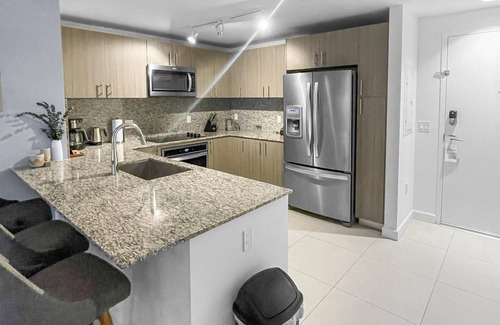 Doral Condominio | Sleek Doral Gem: Spacious Retreat