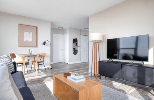 Edgewater Beach Apartamento | Sleek Edgewater 1BR w/ Gym, Deck & Lounge, nr L, by Blueground