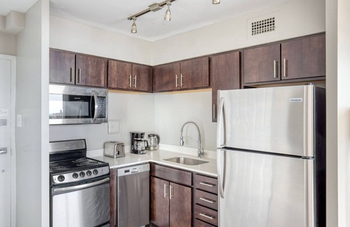 Edgewater Beach Apartamento | Sleek Edgewater 1BR w/ Gym, Deck & Lounge, nr L, by Blueground