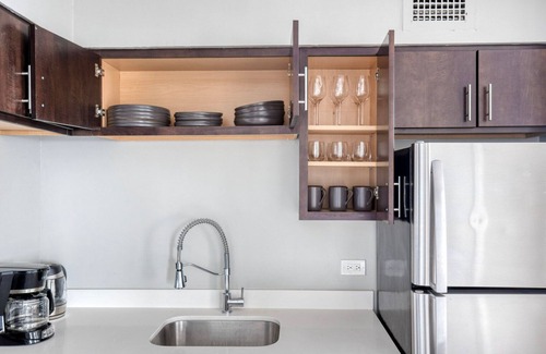 Edgewater Beach Apartamento | Sleek Edgewater 1BR w/ Gym, Deck & Lounge, nr L, by Blueground