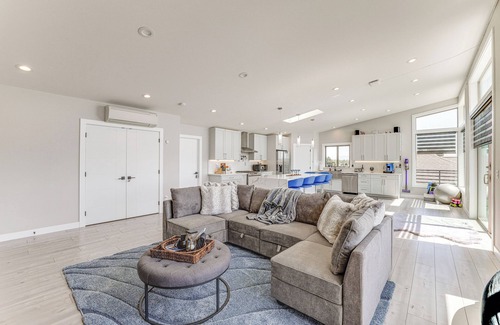 Ferndale Condominio | Sleek Ferndale Home w/ Ocean & Mountain Views!