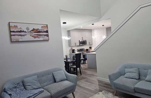 Southwest Edmonton Casa | Sleek Home in Trendy Community with great views, full kitchen, & strong Wi-Fi.