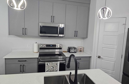 Southwest Edmonton Casa | Sleek Home in Trendy Community with great views, full kitchen, & strong Wi-Fi.