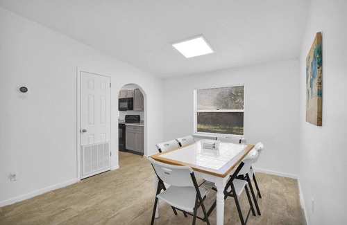 Westside Casa | ~Sleek Home Sleeps 10 Grill~