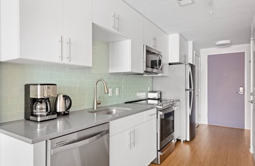 Mount Vernon Triangle Apartamento | Sleek Mount Vernon Studio w/ Pool, W/D & Gym, near Metro, by Blueground