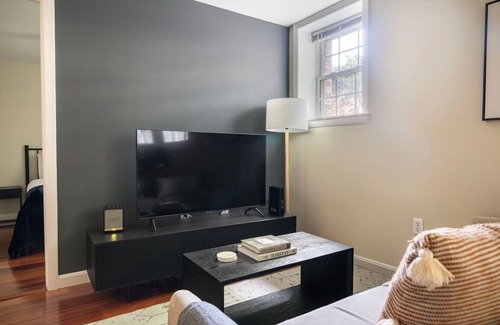 North Cambridge Apartamento | Sleek Porter Square 1BR w/ Gym & W/D, nr T Stops, by Blueground