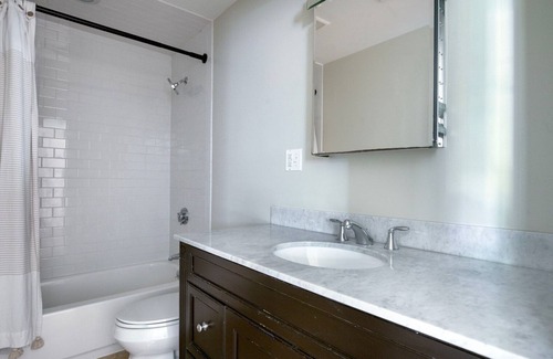 North Cambridge Apartamento | Sleek Porter Square 1BR w/ Gym & W/D, nr T Stops, by Blueground