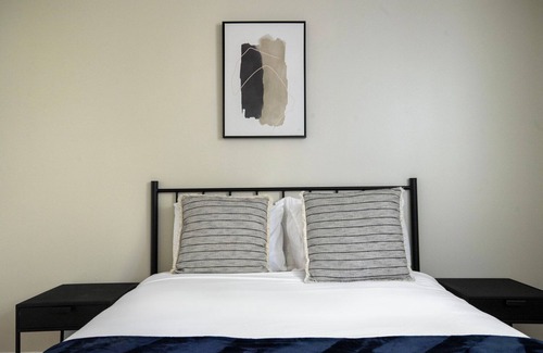 North Cambridge Apartamento | Sleek Porter Square 1BR w/ Gym & W/D, nr T Stops, by Blueground