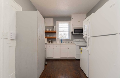 Montgomery Apartamento | Sleek & Stylish Apt w/ 2 King Rooms - 10 Mins to DT!