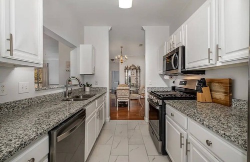 Barclay Downs Casa | Sleek & Stylish Condo In Southpark 3 Bedroom Home by RedAwning