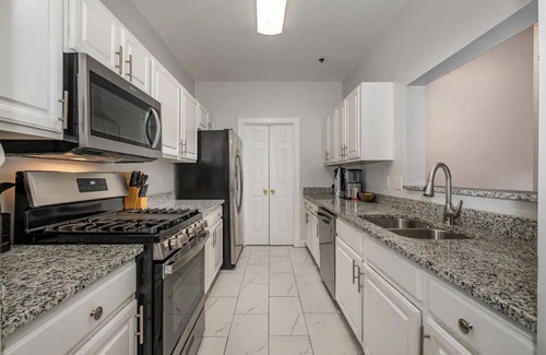 Barclay Downs Casa | Sleek & Stylish Condo In Southpark 3 Bedroom Home by RedAwning