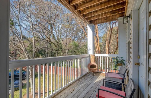 Barclay Downs Casa | Sleek & Stylish Condo In Southpark 3 Bedroom Home by RedAwning