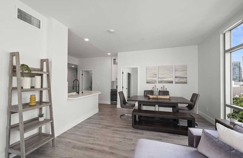 Pacific Terrace Condominio | Sleek Top Floor Stunner