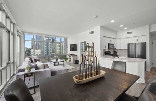 Pacific Terrace Condominio | Sleek Top Floor Stunner