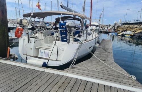 Oeiras Alquiler De Eote | Sleep aboard a modern sailboat in Oeiras