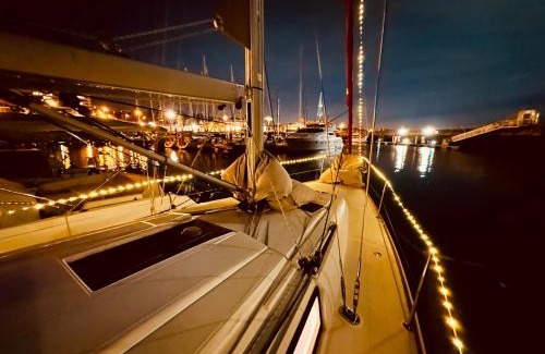 Oeiras Alquiler De Eote | Sleep aboard a modern sailboat in Oeiras