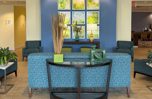 Altoona Hotel | Days Inn & Suites by Wyndham Altoona