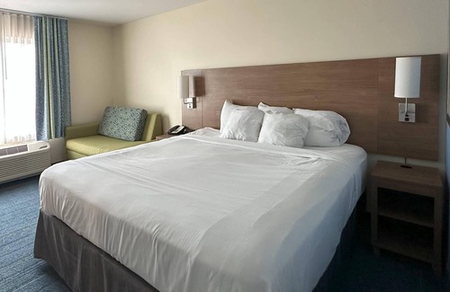 Altoona Hotel | Days Inn & Suites by Wyndham Altoona