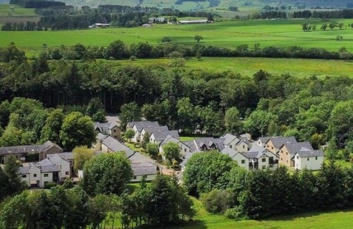 Penrith Cabaña | Sleep8 Cottage, disabled access onsite swim pool, gym & restaurant. Late bargain