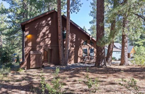 Truckee Casa | Sleeping Bear Lodge- Remodeled 3BR Cabin- Fireplace- Ski Shuttle- Pet-Friendly