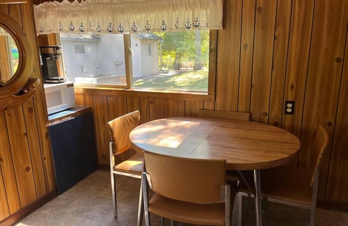 Honor Cabina | Sleeping Bear Riverside Cabins - Cabin #1