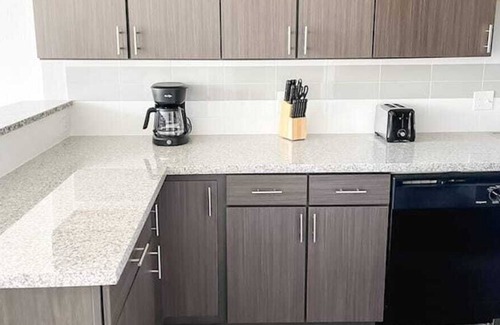Corryville Casa | Sleepover: Luxurious 1BD/1BA + Gym - Downtown Cincinnati