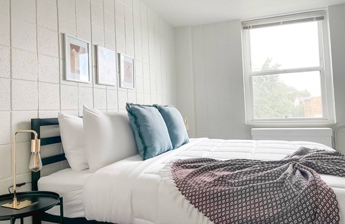 Walnut Hills Apartamento | Sleepover: Vivid 1BD/1BA + Gym - Downtown Cincinnati