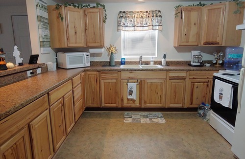 Port Clinton Cabina | Sleeps 1 to 8 Daily or weekly home rental 5 miles from downtown Port Clinton.