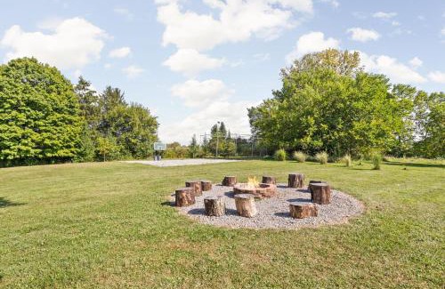 Westfield Casa | Sleeps 10, Indoor and Outdoor Theaters, Batting Cage, & Games!