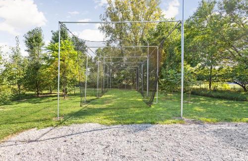 Westfield Casa | Sleeps 10, Indoor and Outdoor Theaters, Batting Cage, & Games!