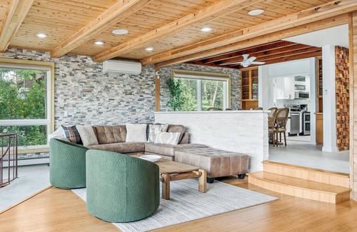 Danbury Casa | Sleeps 10 - Private Dock, Sauna, Outdoor Dining