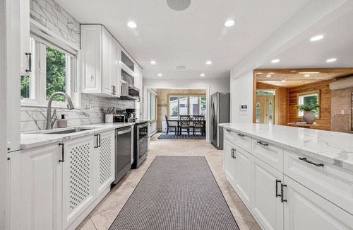 Danbury Casa | Sleeps 10 - Private Dock, Sauna, Outdoor Dining