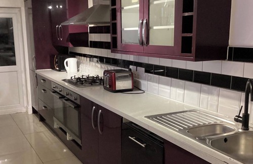 River Casa | Sleeps 11 -Pets Ok - Private Garden - Free Parking