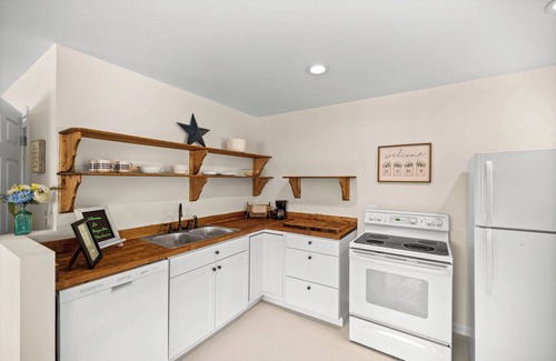 Morriston Casa | Sleeps 12, 2 Kitchens, Private, Perfect For Families & Small Groups