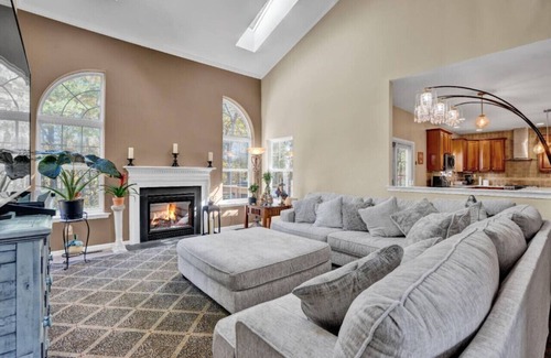 East Stroudsburg Apartamento | Sleeps 12 | Sauna+Bar+Basement Game Room+Fire Pits