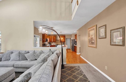 East Stroudsburg Apartamento | Sleeps 12 | Sauna+Bar+Basement Game Room+Fire Pits