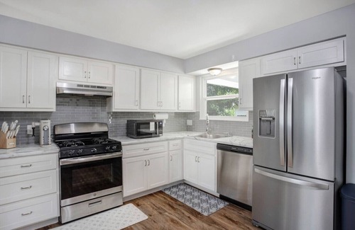 Maryland Heights Casa | Sleeps 13, 10 min to Airport