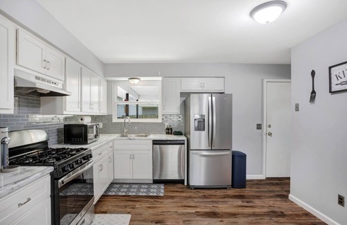 Maryland Heights Casa | Sleeps 13, 10 min to Airport