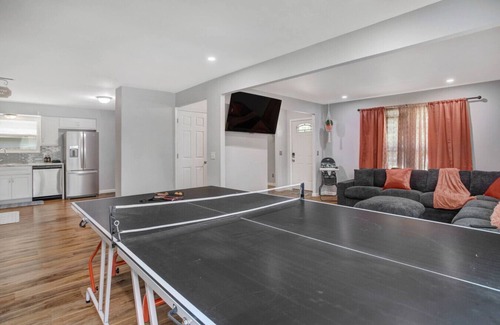 Maryland Heights Casa | Sleeps 13, 10 min to Airport