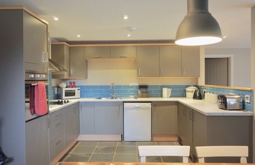 Chedworth Casa | Sleeps 14, 7 Bedrooms, 2 Dogs Welcome, No Smoking, Wood burner, Garden, Cot and Highchair, Children