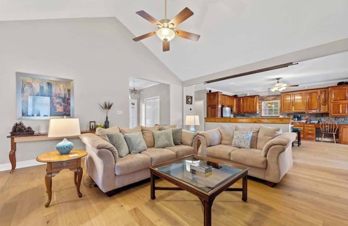 Eatonton Casa | Sleeps 14, Game Room/Movie Theater, Hot Tub + MORE